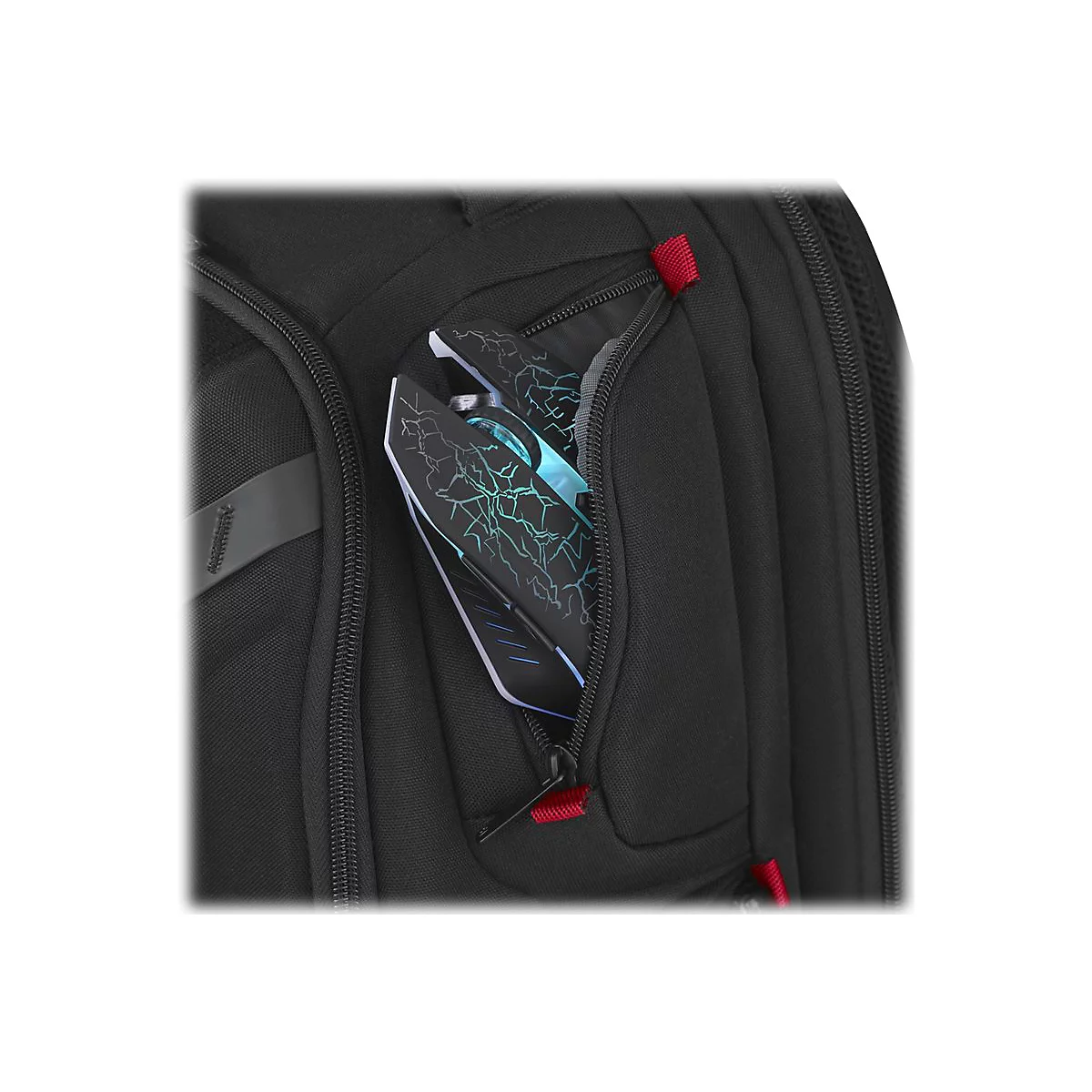 Ein schwarzer Rucksack, in dessen Fach eine Maus mit leuchtenden, blauen Linien steckt.
