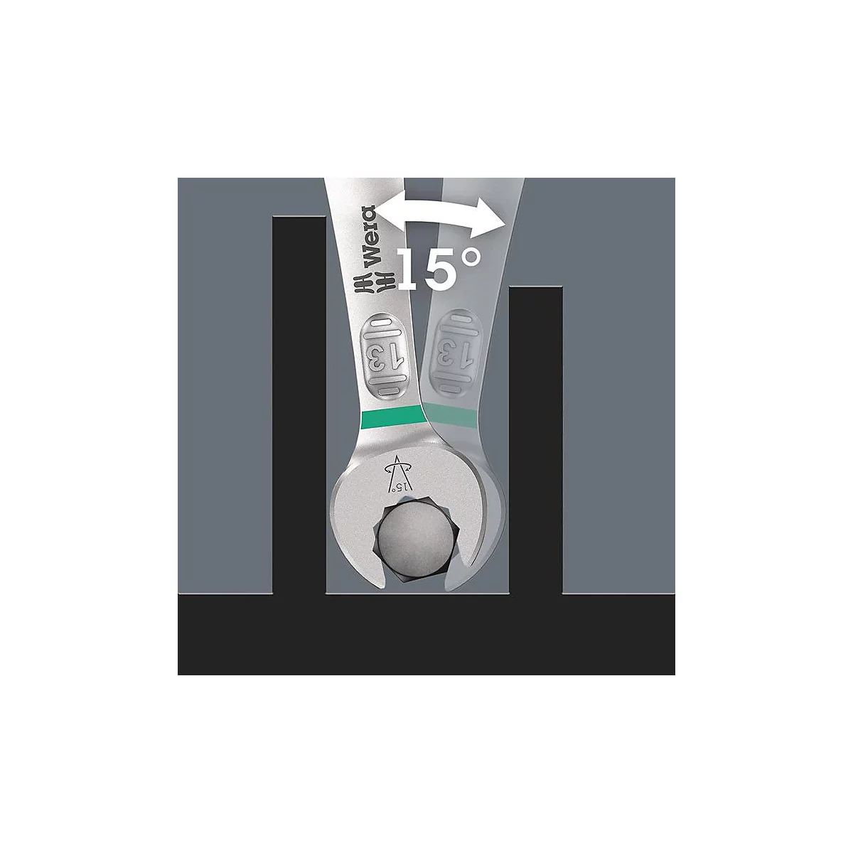 Nahaufnahme eines Winkelschlüssels, der um 15 Grad abgewinkelt wird. Auf dem Schlüssel steht „Wera“ und „13“.