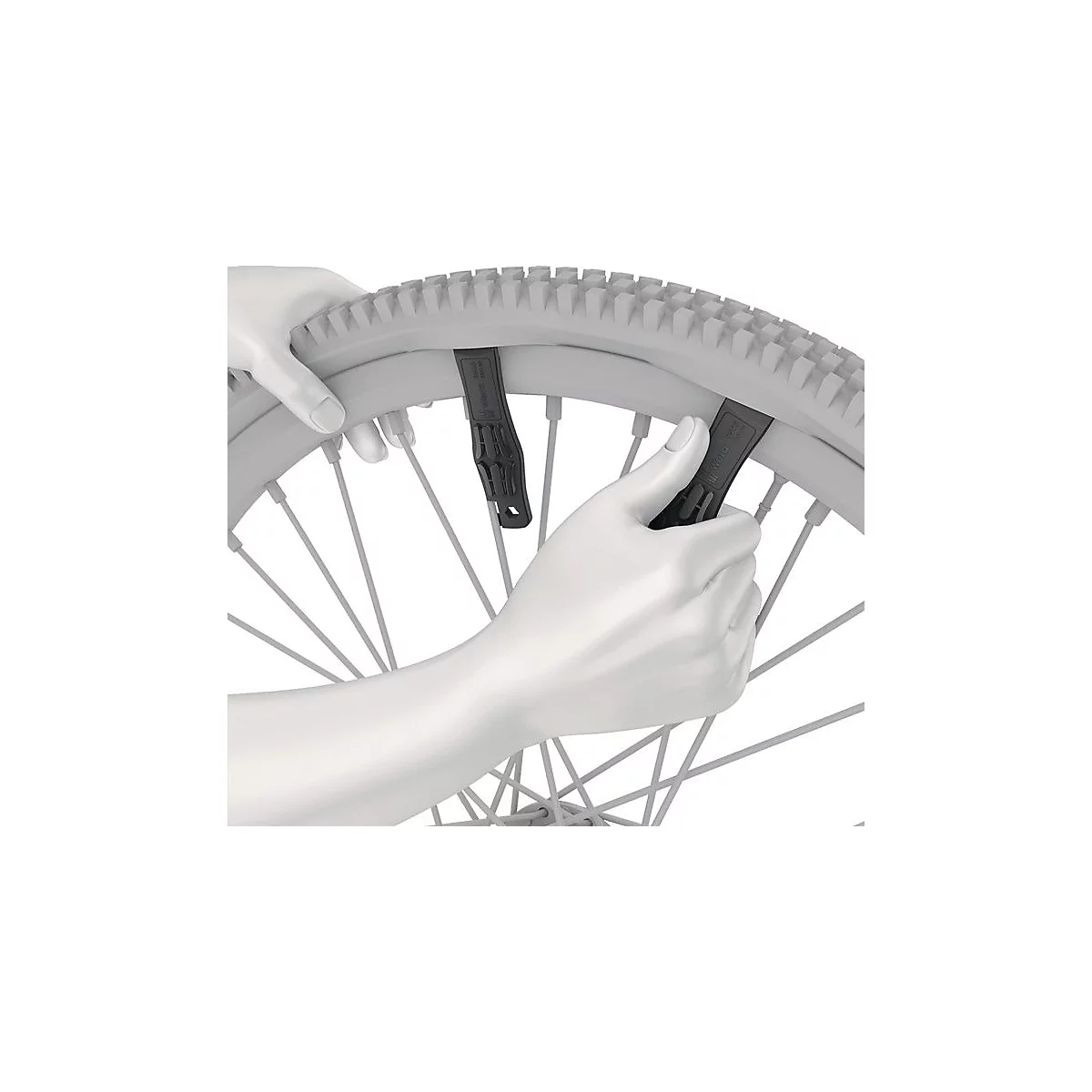 Hände montieren einen Reifen auf einer Fahrradfelge mit Reifenhebern. Das Bild zeigt das Detail der Arbeit.