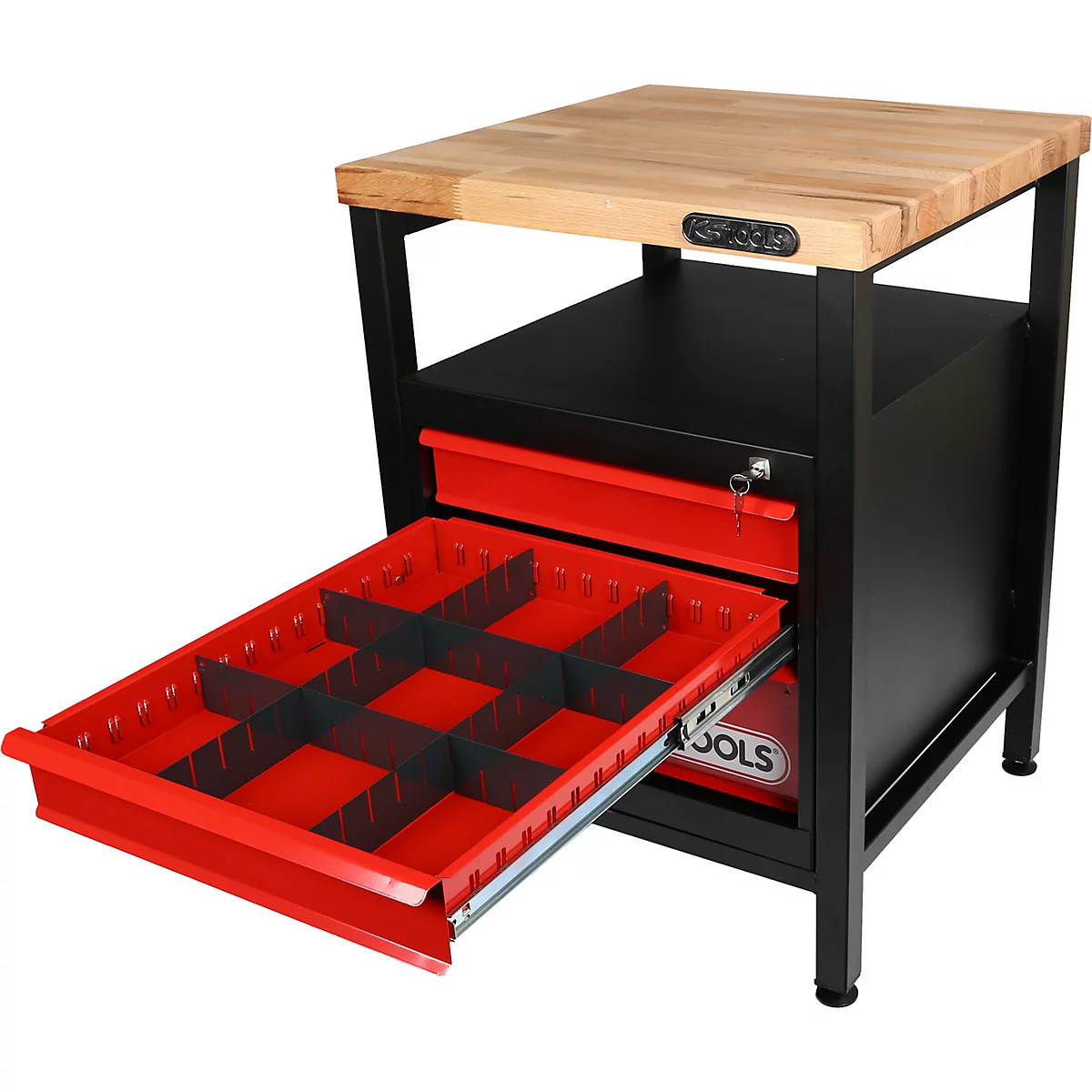 Werkbank mit Schubladen. Die obere Arbeitsplatte aus Holz, die Schubladen rot und schwarz, Schublade geöffnet.