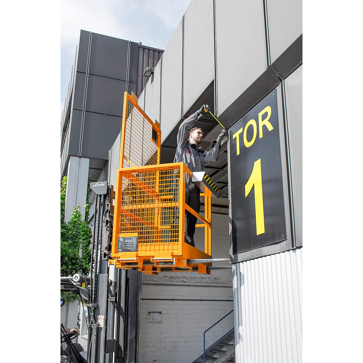 Werkkooi voor heftrucks type MB-II, voor 2 personen, tot 300 kg, L 1040 x B 1300 x H 2155 mm, geeloranje RAL 2000