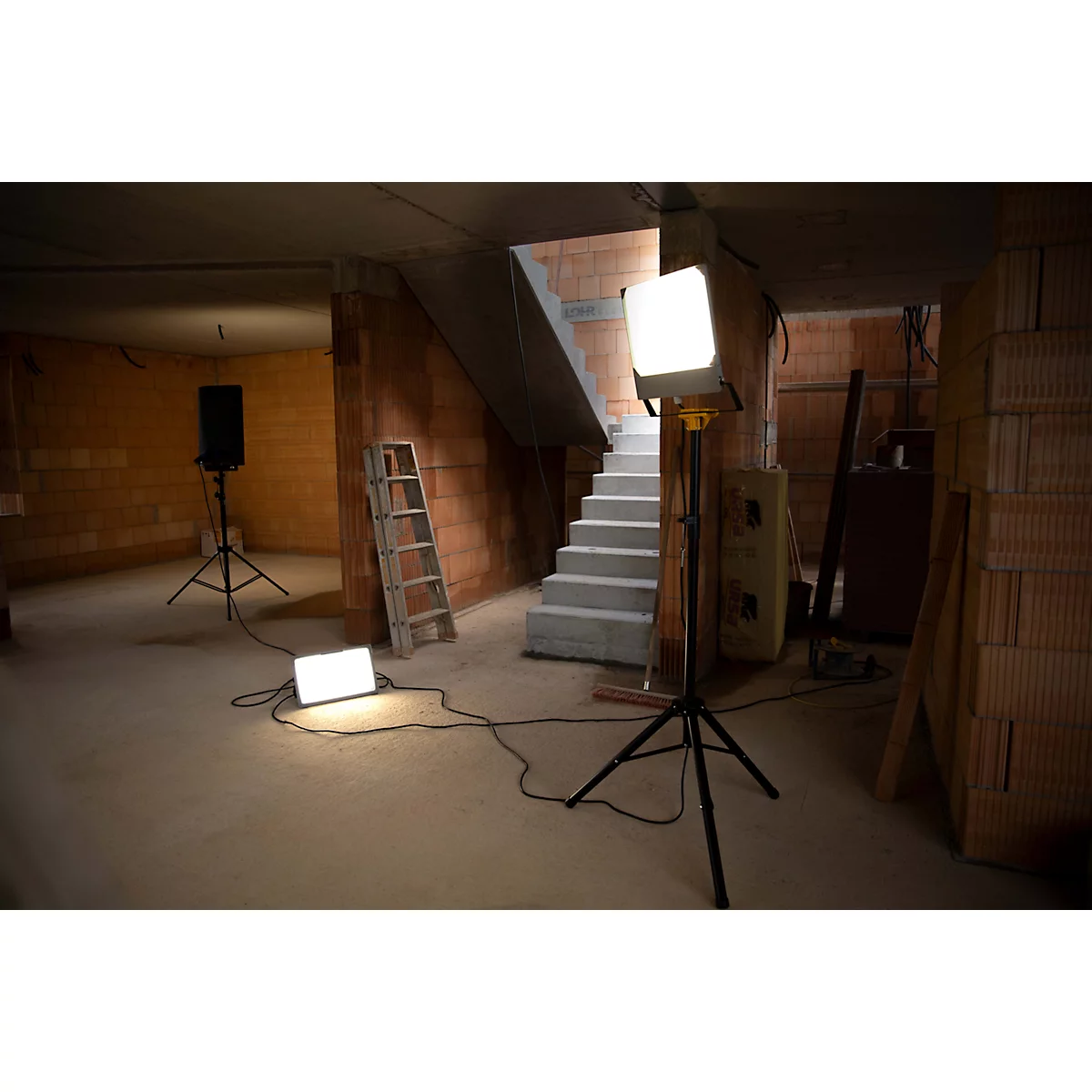 Werklamp Giant LED Evo 225W, 33000 lm, 220-240 V, IP54, slagvast, 2x Schuko stopcontacten, 5 m kabel, B 420 x D 320 x H 740 mm