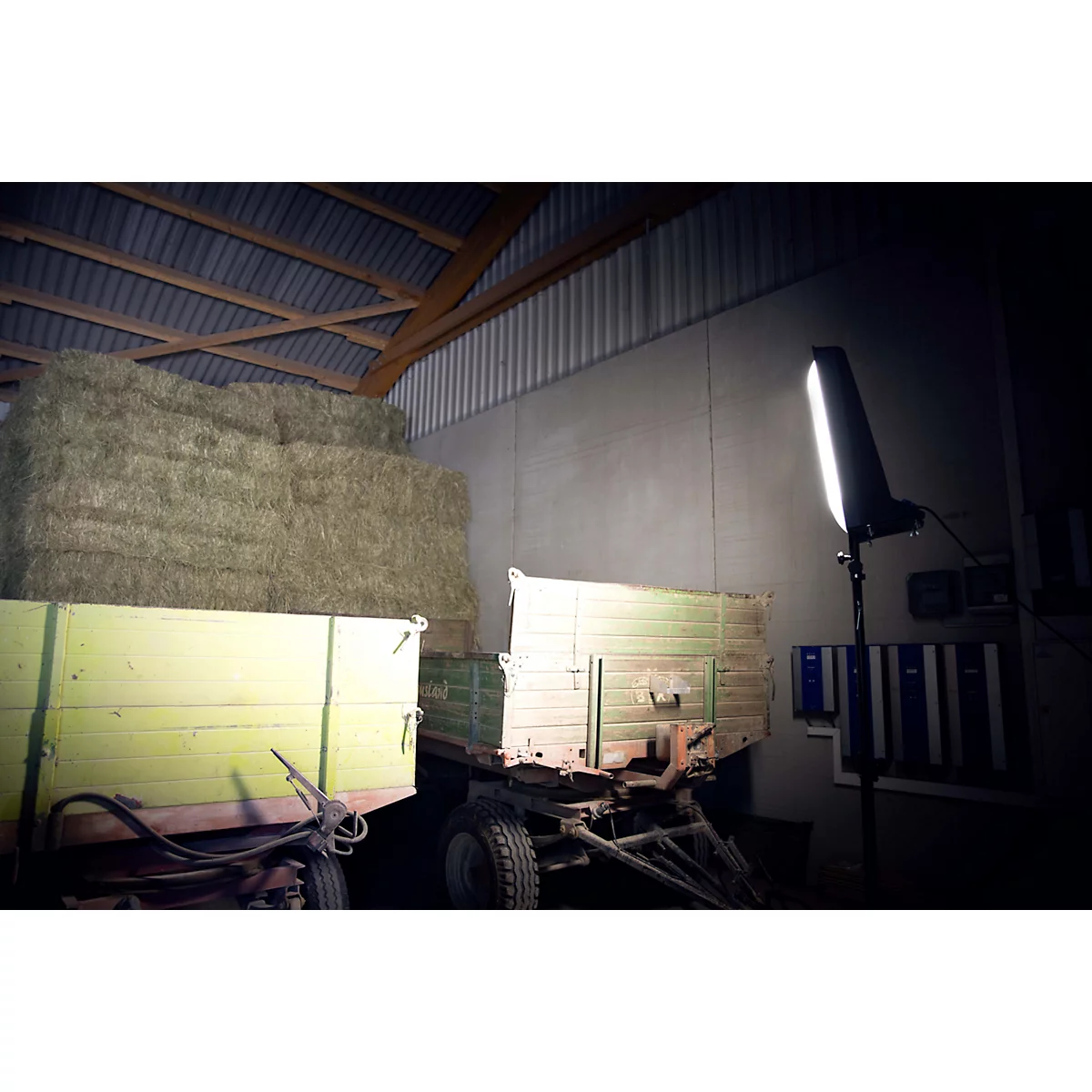Werklamp Giant LED Evo 225W, 33000 lm, 220-240 V, IP54, slagvast, 2x Schuko stopcontacten, 5 m kabel, B 420 x D 320 x H 740 mm