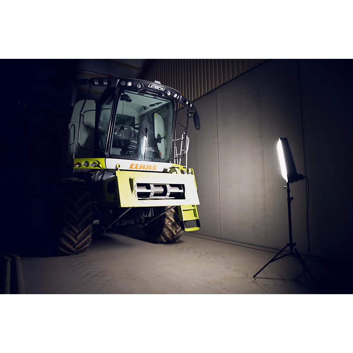Werklamp Giant LED Evo 225W, 33000 lm, 220-240 V, IP54, slagvast, 2x Schuko stopcontacten, 5 m kabel, B 420 x D 320 x H 740 mm