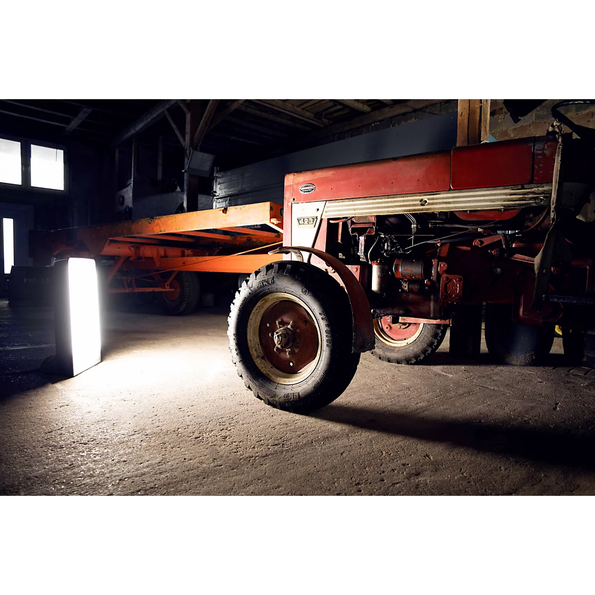 Werklamp Giant LED Evo 225W, 33000 lm, 220-240 V, IP54, slagvast, 2x Schuko stopcontacten, 5 m kabel, B 420 x D 320 x H 740 mm