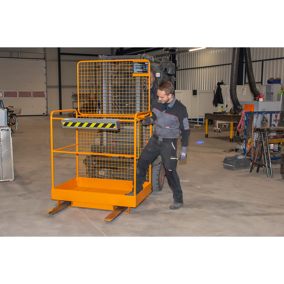 Werkmand Bauer type SIKO-G, voldoet aan DGUV 208-031, tot 2 personen &amp; tot 300 kg, voetafdruk 740 x 1140 mm, gereedschapsbak &amp; inrijvakken, staal