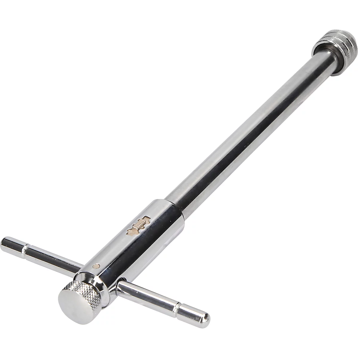 Eine glänzende Gewindebohrer-Halterung aus Metall. Quer zur Mitte verlaufen zwei schmale Haltegriffe, am Ende eine drehbare Schraube.