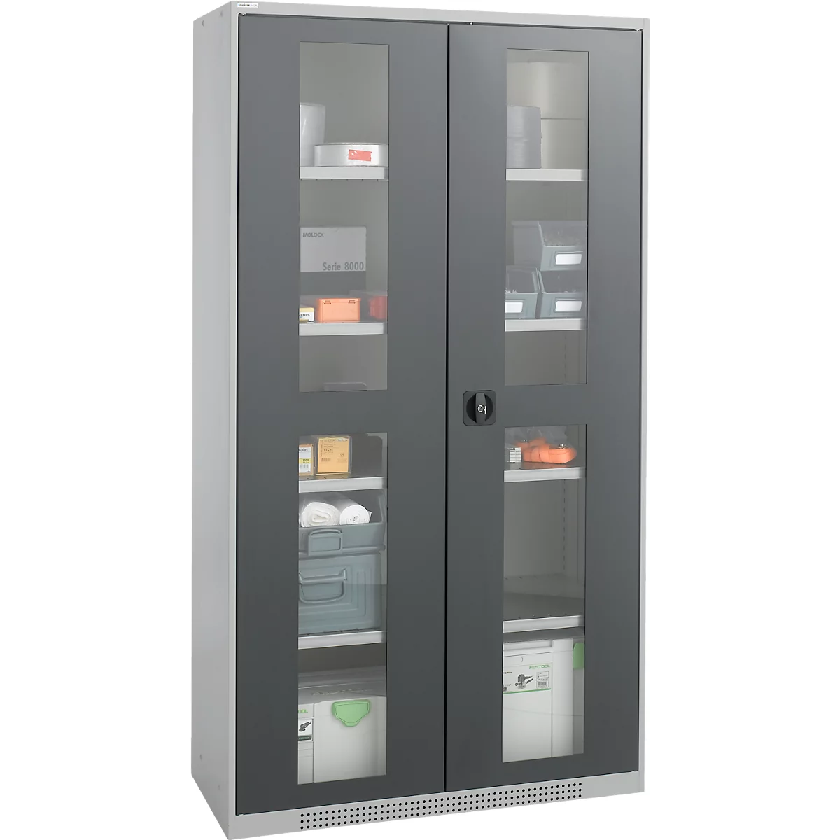 Grauer Metallschrank mit zwei Flügeltüren aus Glas, gefüllt mit Werkzeugkisten und Lagerboxen.