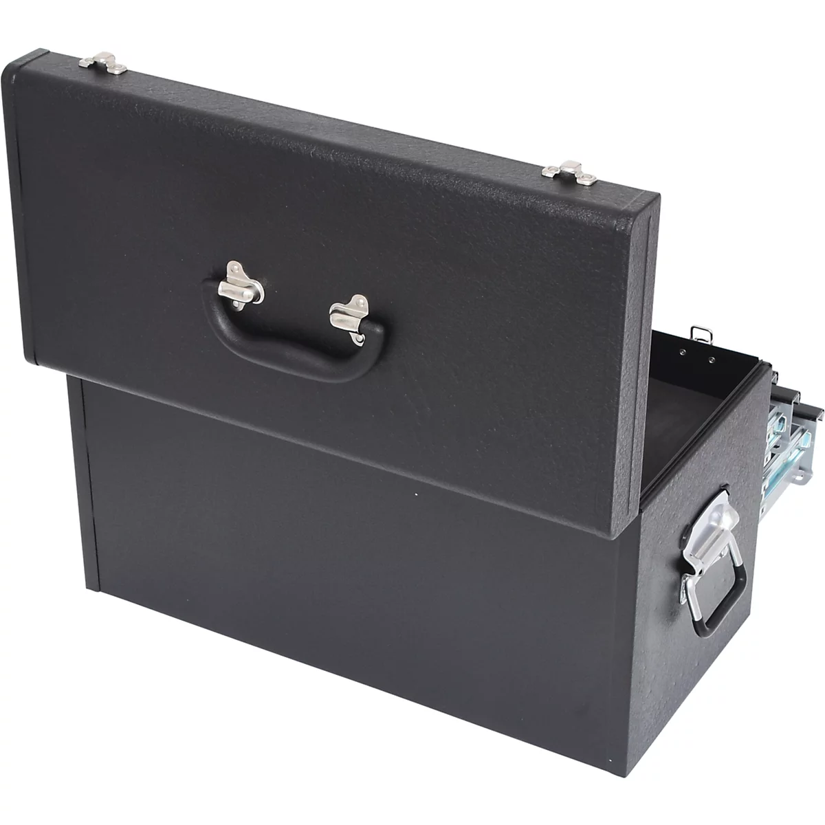 Schwarzer Aktenkoffer, leicht geöffnet. Obere Hälfte angehoben, Griff und silberfarbene Verschlüsse.