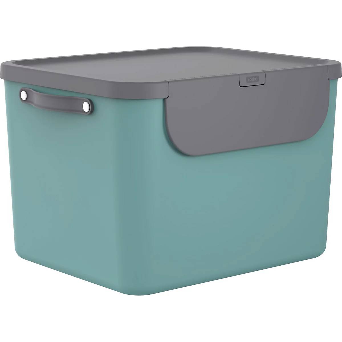 Eine Frau wirft Pappe in einen grünen und schwarzen Mülleimer in einer Küche. Sie trägt Jeans und ein Oberteil.