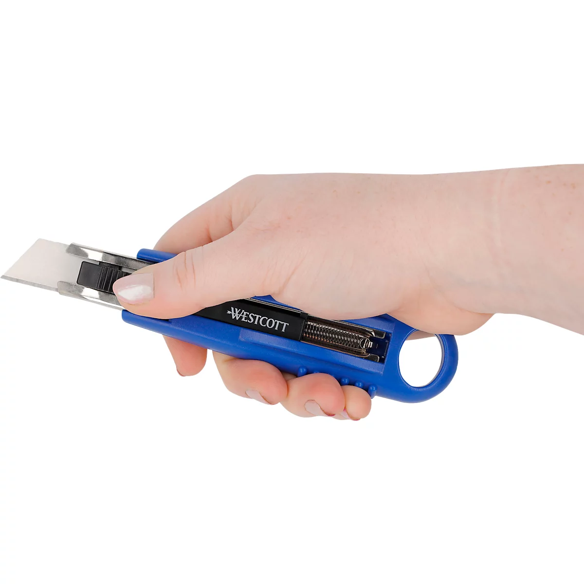 Hand hält ein blaues Cuttermesser. Der Schriftzug "WESTCOTT" ist zu sehen.