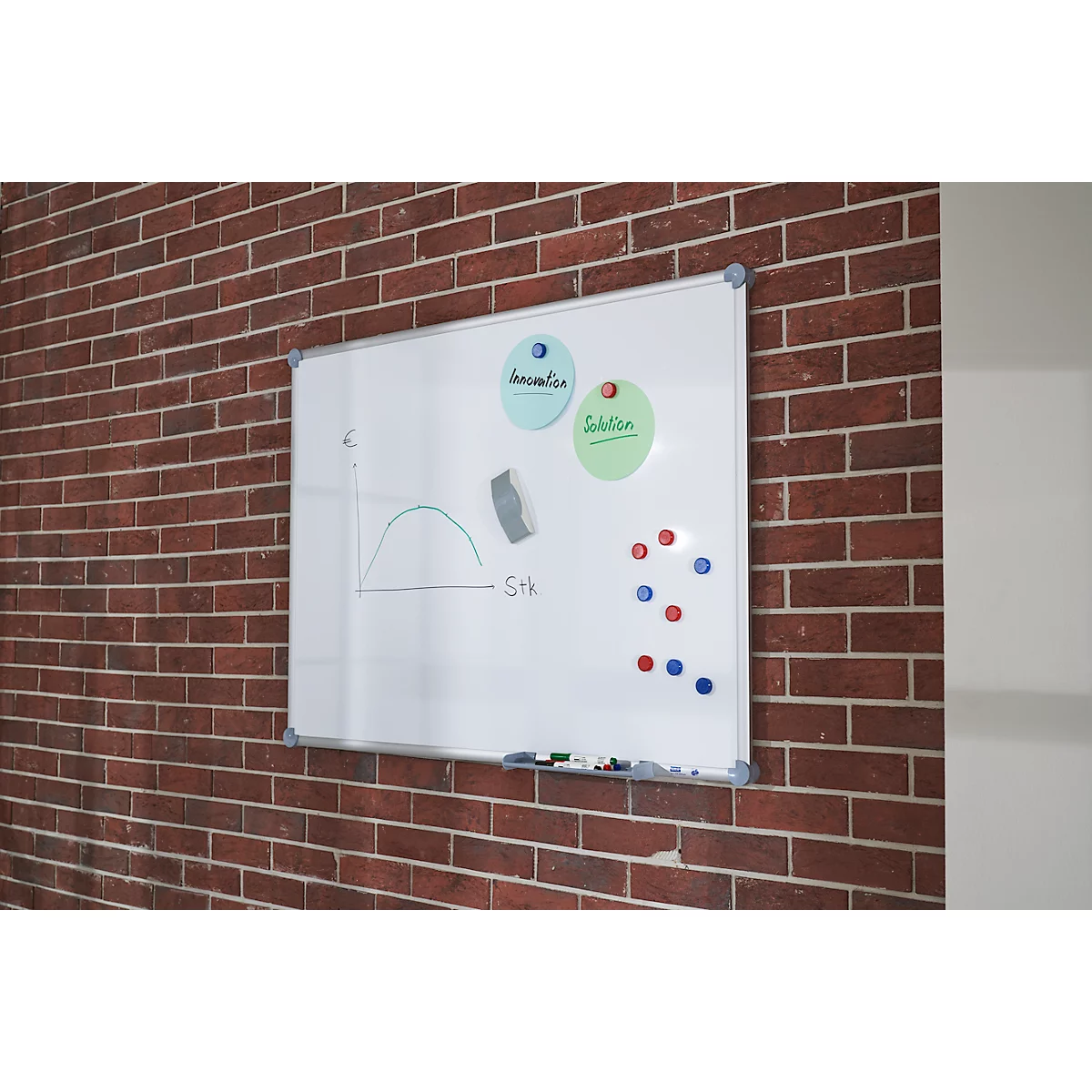 Whiteboard 2000 MAULpro, wit kunststof gecoat, magnetisch, frame zilver, B 1200 x H 900 mm + 15-delige accessoireset