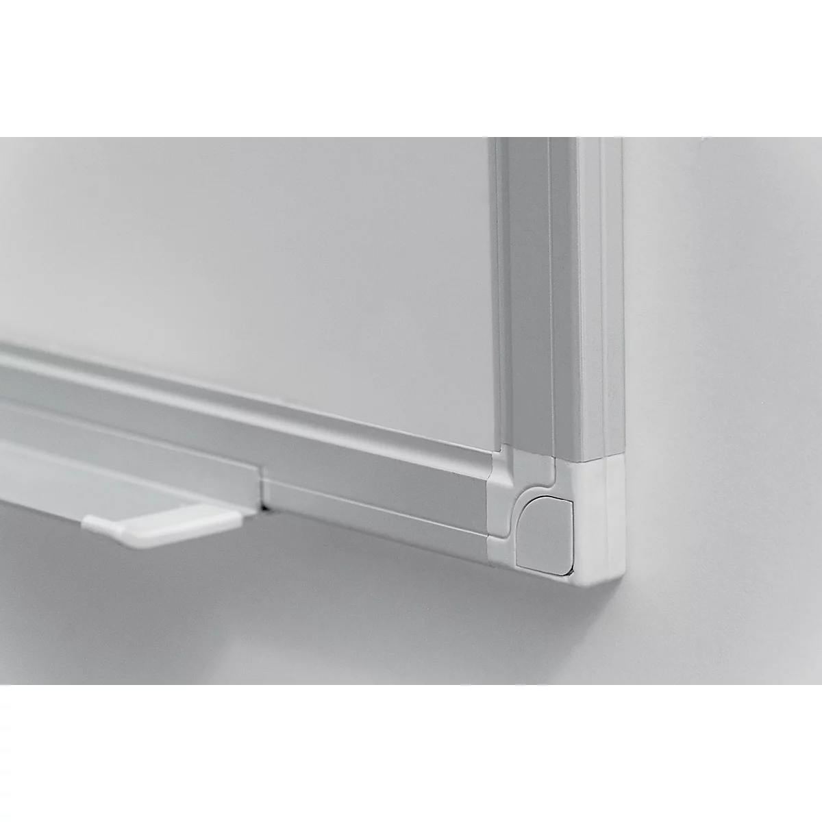 Whiteboard Franken X-tra!Line, emaillierte Oberfläche, magnethaftend, beschriftbar, inkl. Ablageschale, B 900 x H 600 mm, Stahl/Aluminium, weiß-silber