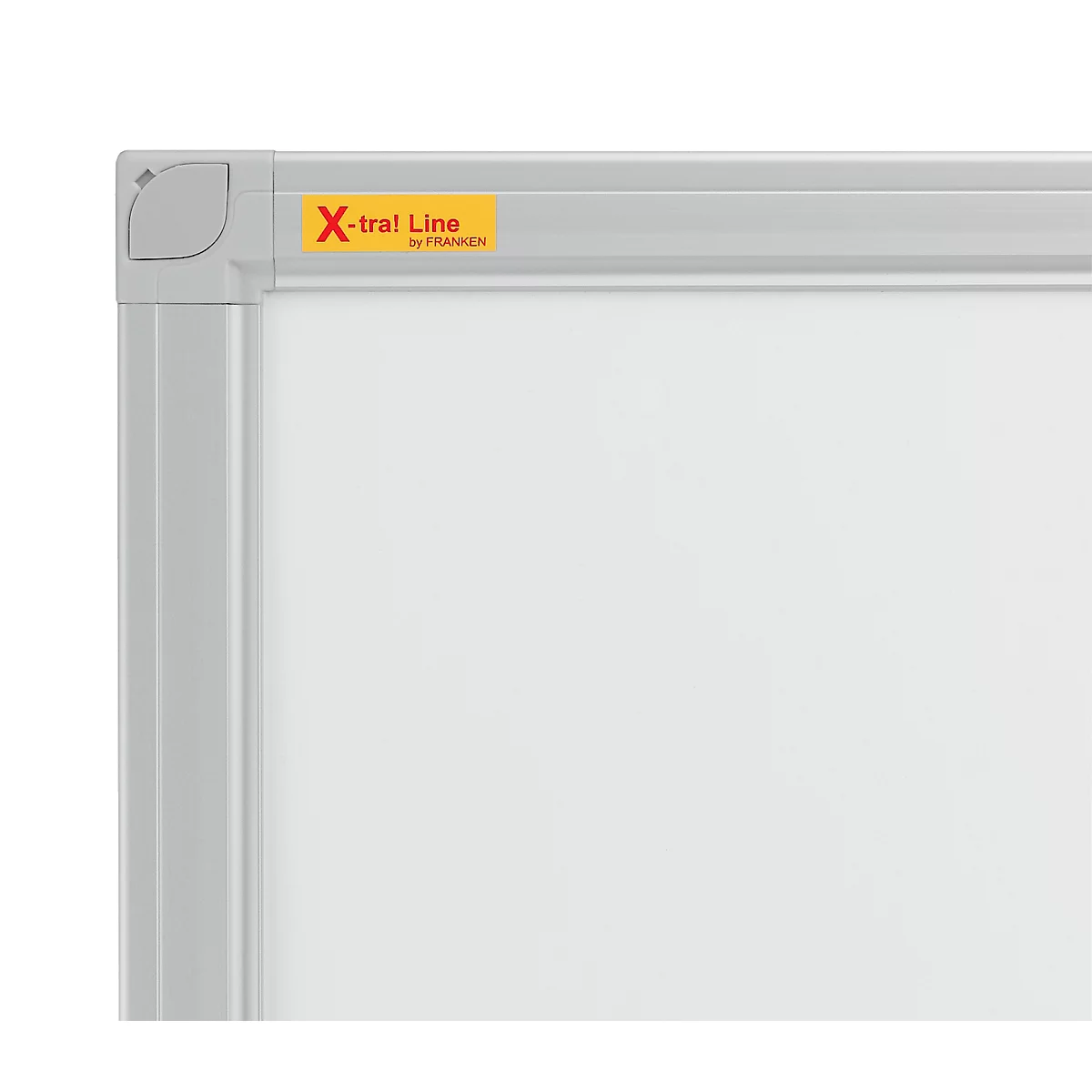 Hoek van een wit bord met grijs frame. Sticker met gele tekst: "X-tra! Line".