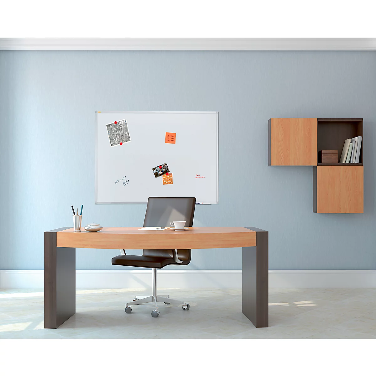 Kantoor met bureau, stoel, whiteboard met notities en wandplanken.