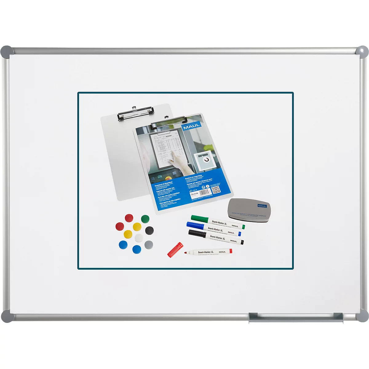Schreibunterlage mit Magneten, Markern und Schwamm, präsentiert vor einem Whiteboard.