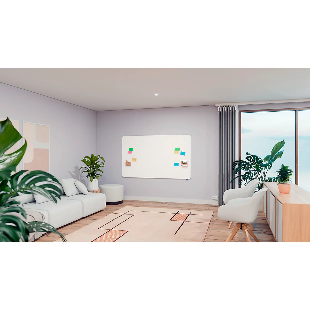 Wohnzimmer mit weißer Couch, Pflanze, Whiteboard mit Notizen, helle Holzmöbel.