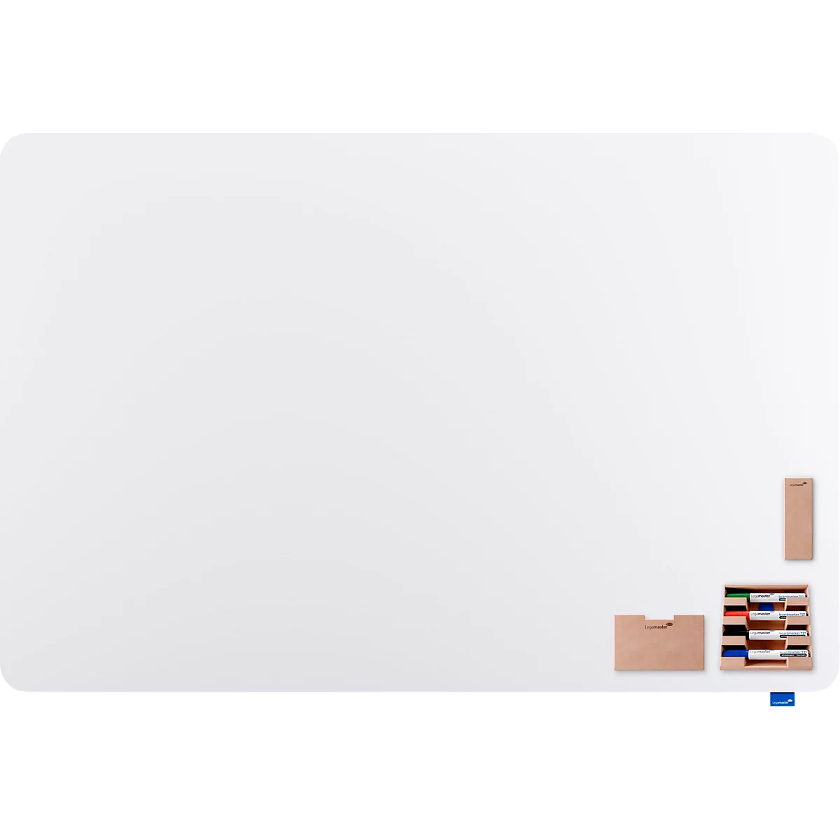 Eine weisse Magnettafel mit Zubehör wie Stiften und einem Schwamm.