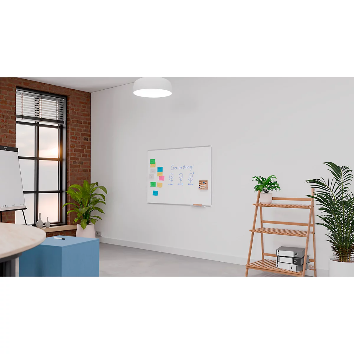 Ein helles Büro mit Fenster, Tafel, Pflanzen und Regal.