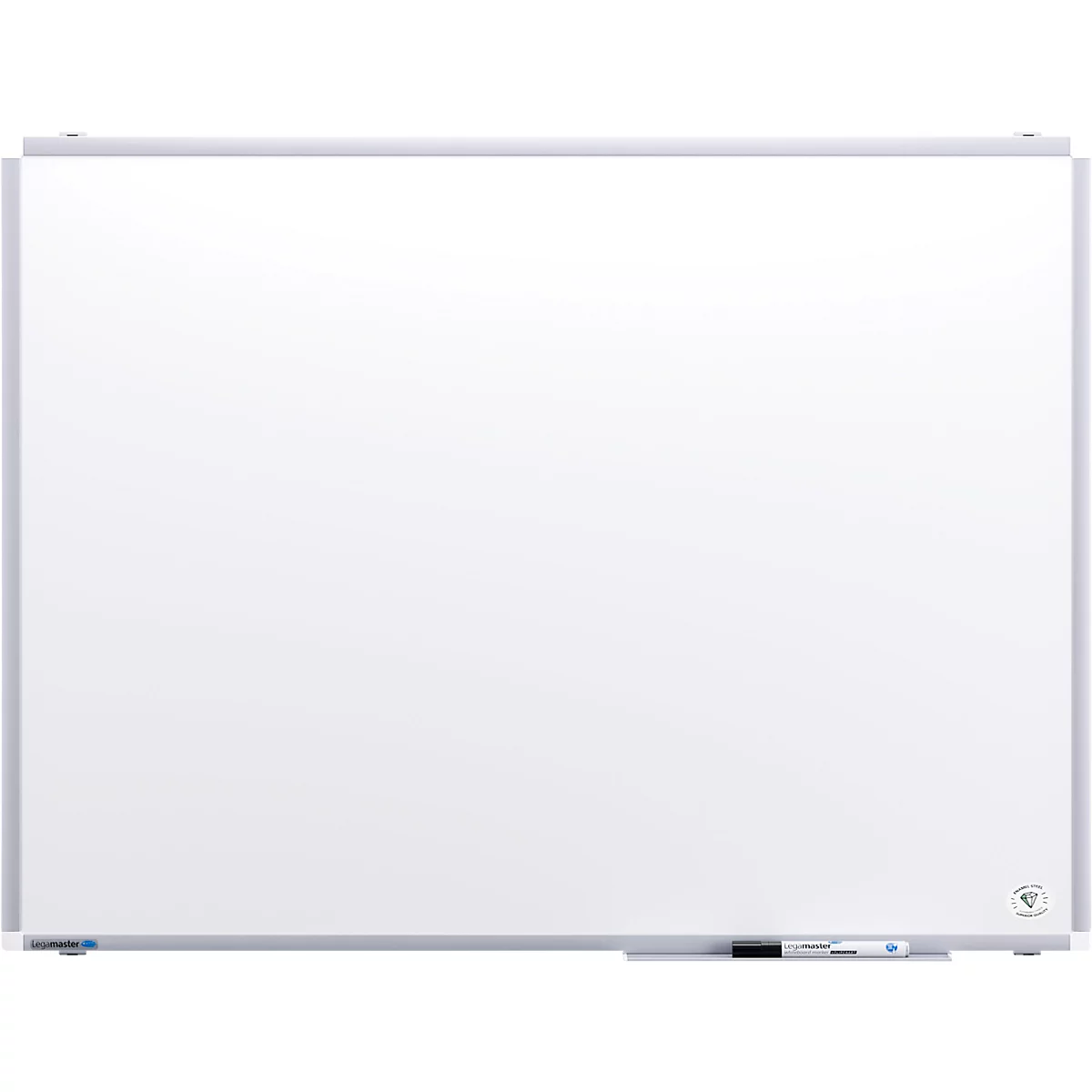 Große, weiße Tafel mit silberfarbenem Rahmen. Unten liegen ein Filzstift und ein Schwamm.