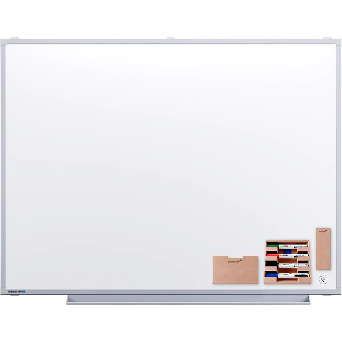 Grosses, weisses Whiteboard mit silbernem Rahmen. In der Ecke Zubehör: Stifte, Schwamm und Behälter.