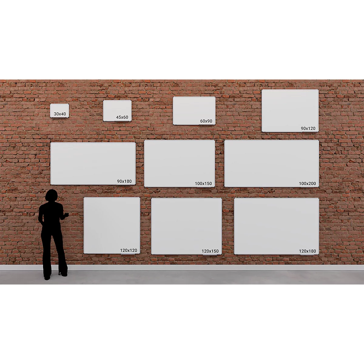 Een vrouw staat voor een bakstenen muur waarop diverse witte foto's van verschillende formaten zijn bevestigd.