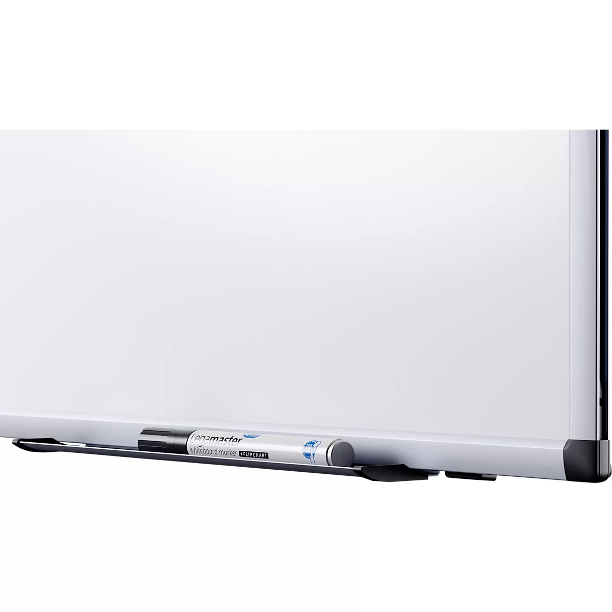 Nahaufnahme einer weißen Magnettafel mit Stifthalterung und Stift.