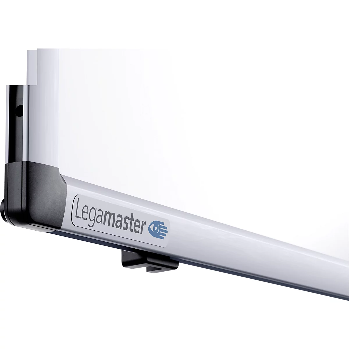 Detailaufnahme einer weissen Tafelhalterung mit dem Schriftzug "Legamaster". Schwarzer Winkel und Halterung.