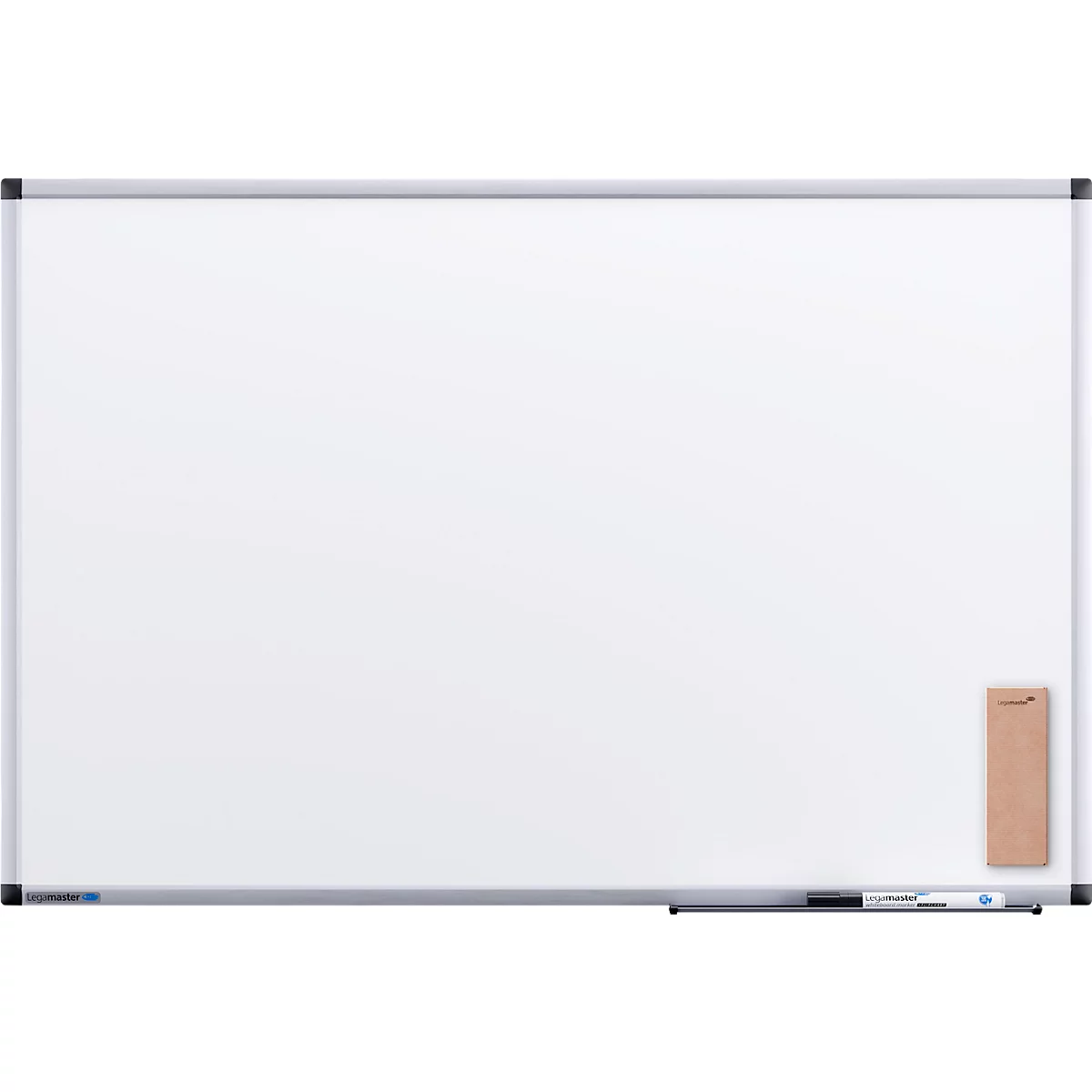 Ein leeres, weisses Whiteboard mit silbernem Rahmen, Stiftablage, Marker und Schwamm an hellgrauer Wand.