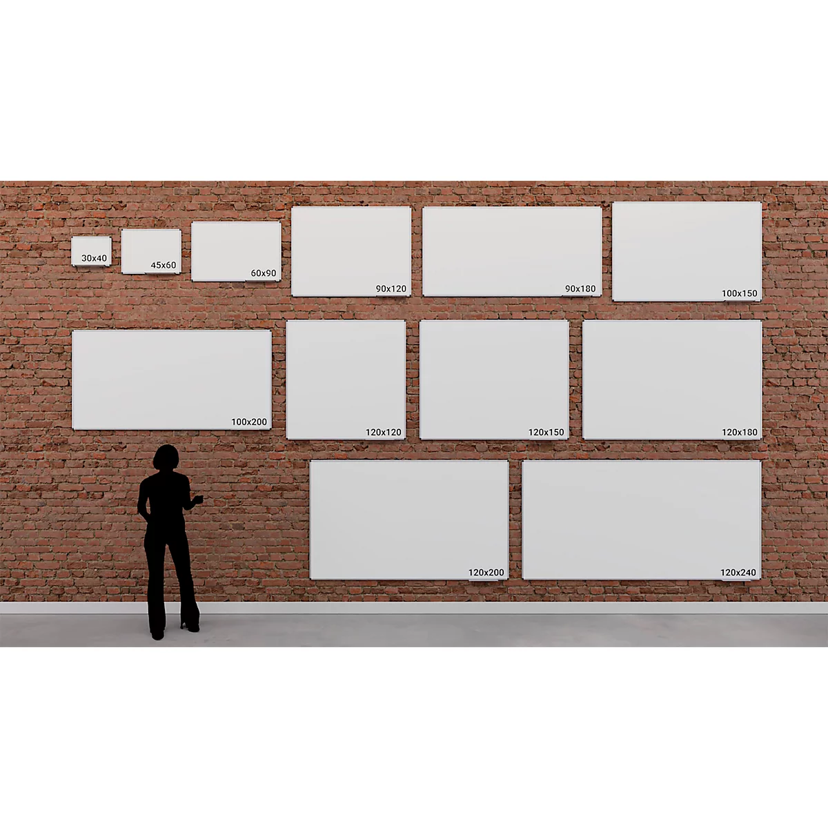 Silhouette einer Frau steht vor einer Ziegelwand mit unterschiedlich großen weißen Leinwänden. Größenangaben sind aufgedruckt.