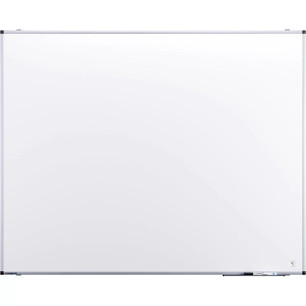 Grosses, rechteckiges Whiteboard mit silbernem Rahmen. Unten links ein schwarzer Stifthalter, rechts ein Firmenlogo.