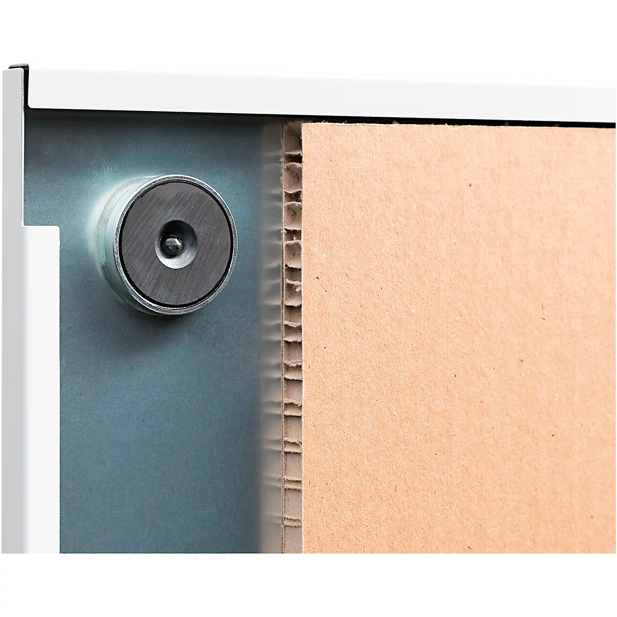 Close-up van een metalen fitting op een kast; rechts een honingraatkartonnen paneel.
