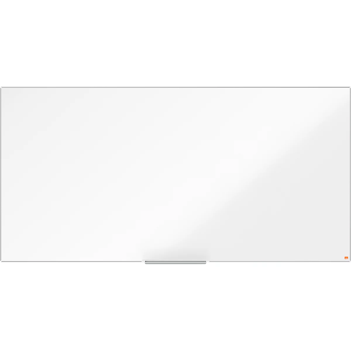Tableau blanc avec cadre argenté et porte-stylos. Reflets sur la surface.