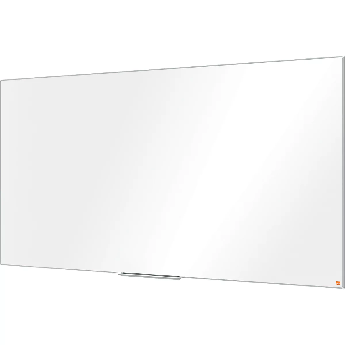 Tableau blanc rectangulaire avec cadre argenté et porte-stylo. Il y a un petit logo orange dans le coin inférieur droit.