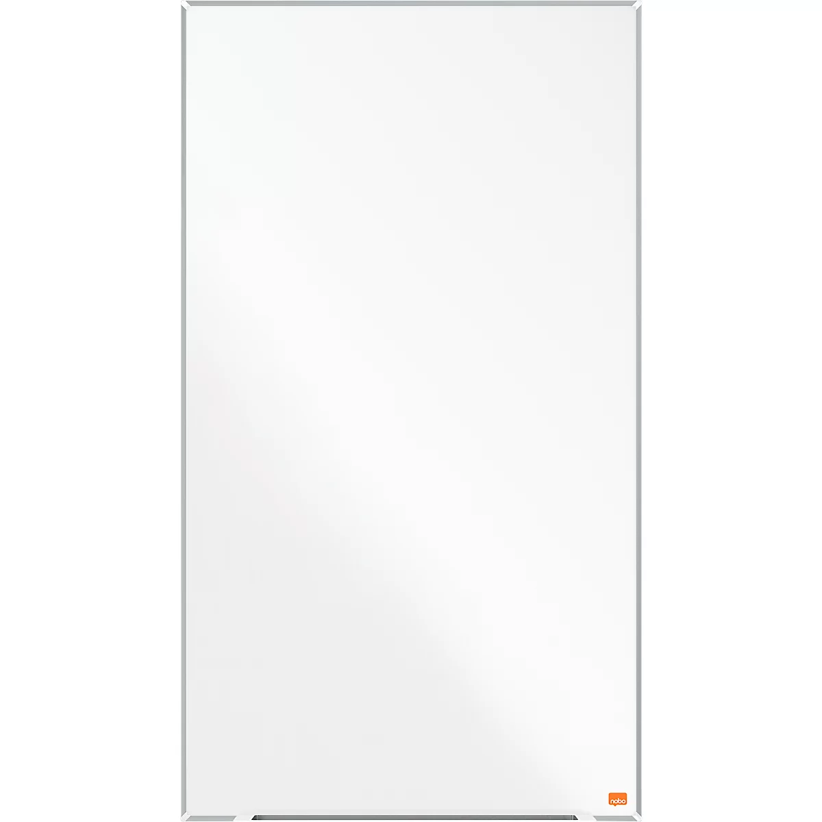 Grand tableau blanc rectangulaire avec un cadre argenté. Un autocollant orange dans le coin inférieur droit.