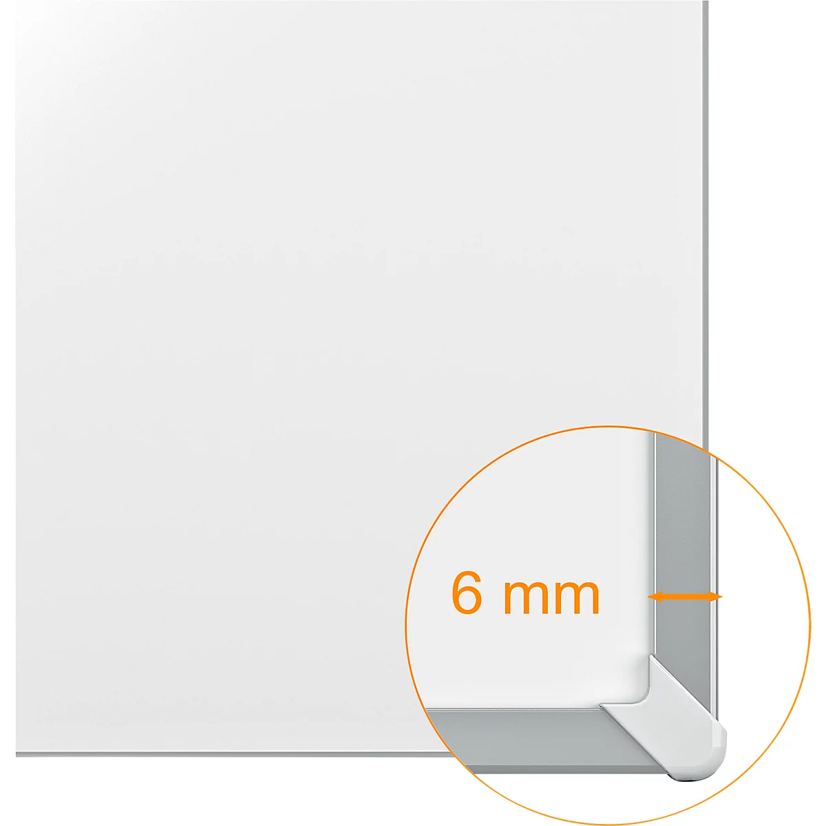 Gros plan d'un objet blanc et carré avec une section d'angle arrondie. La distance est de 6 mm.