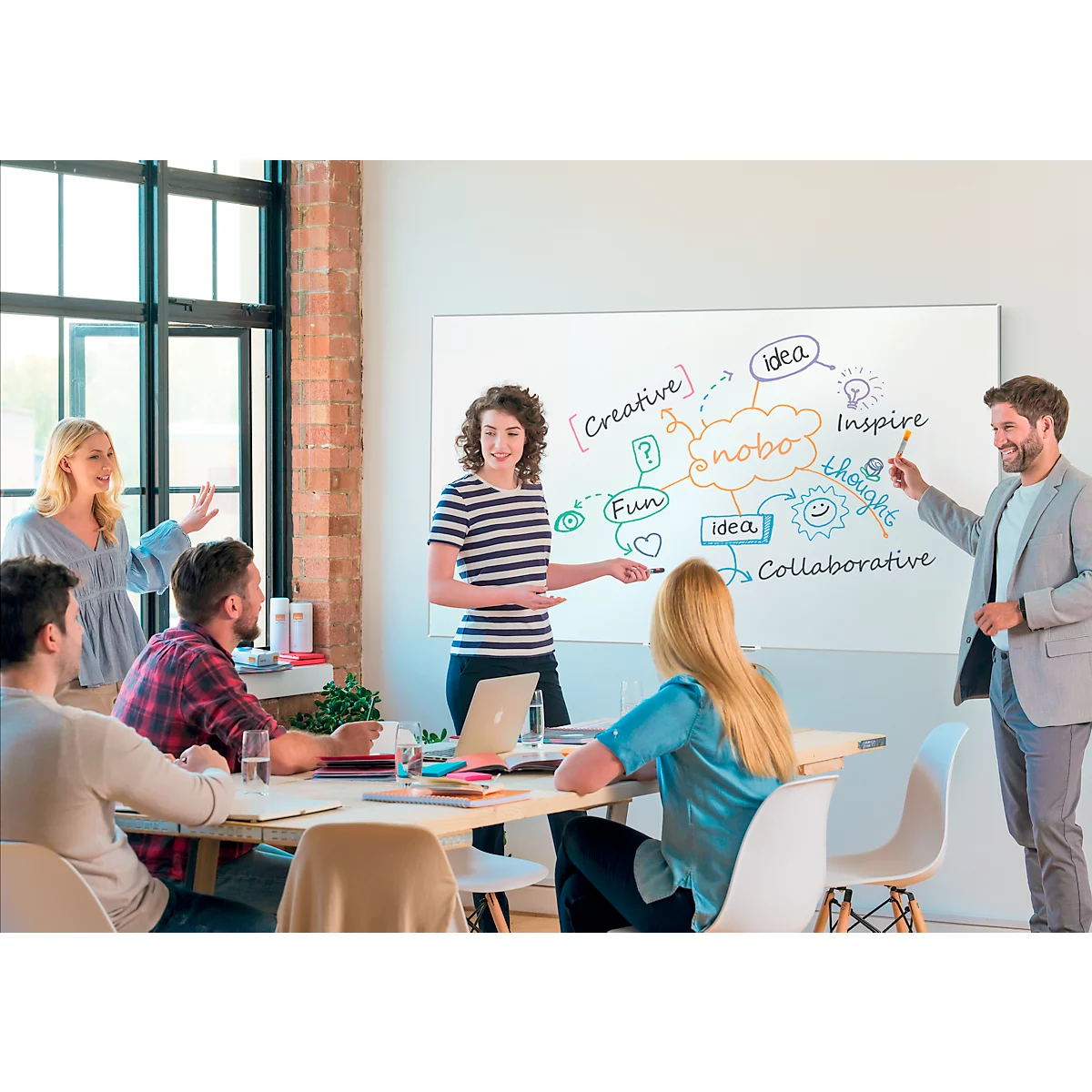 Des personnes présentent devant un tableau blanc avec un diagramme dans un bureau lumineux. Le texte dit « Creative », « Fun », « Idea », « Inspire » et « Collaborative ».