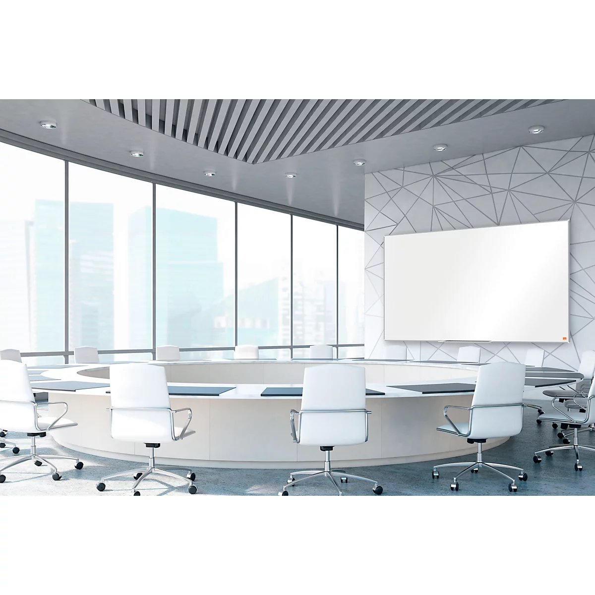 Salle de conférence avec une grande table ronde et un tableau blanc sur le mur. Grandes fenêtres avec vue sur une ville.