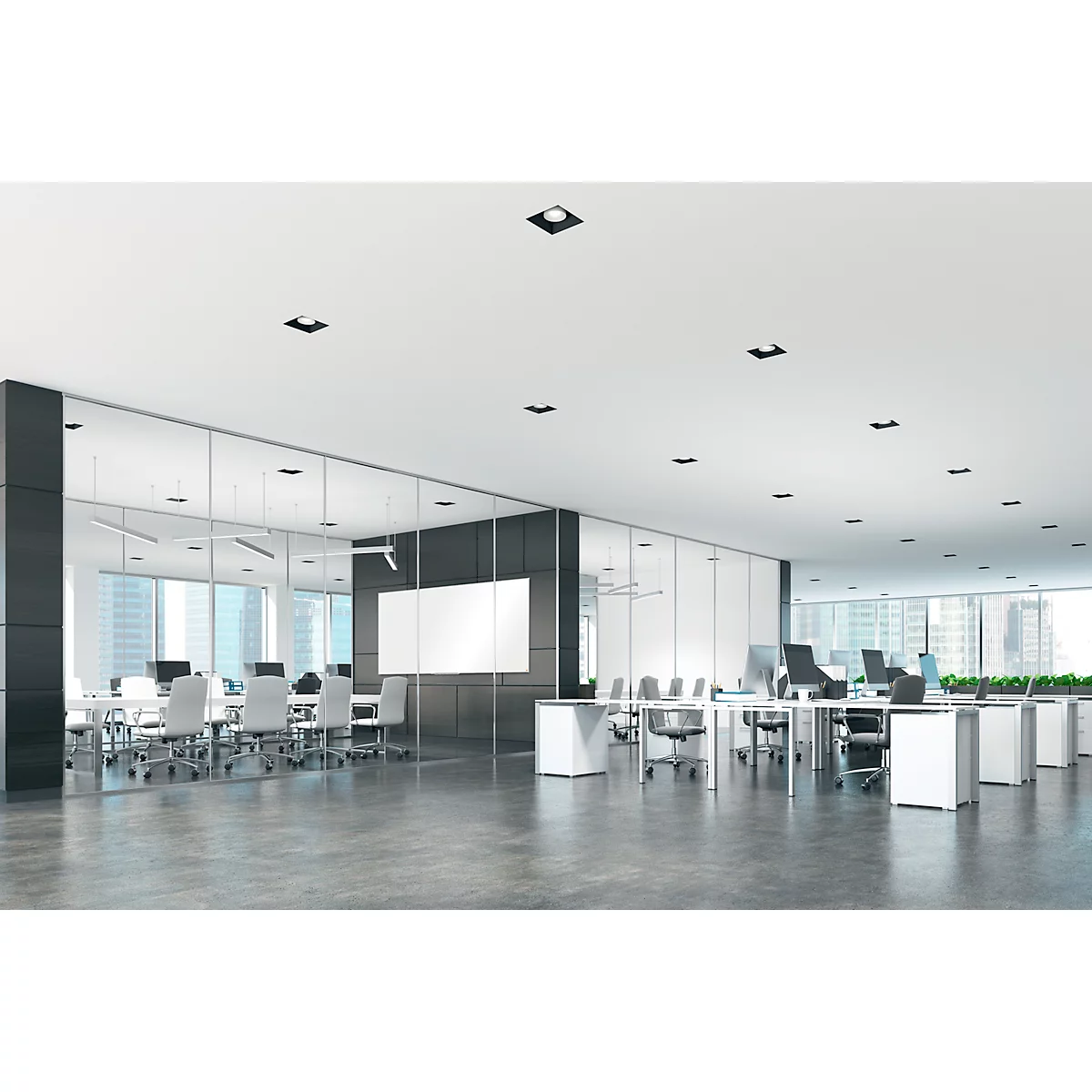 Bureau avec tables, chaises et un grand tableau blanc. Les murs sont en verre. Éclairage lumineux.