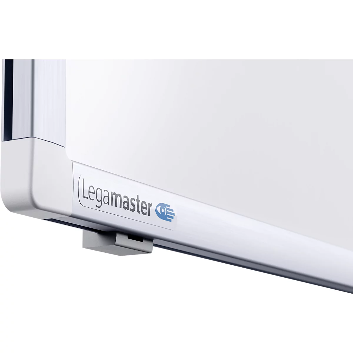 Detailopname van een hoek van een wit Legamaster bord met logo. Zilveren frame en grijze beugel.