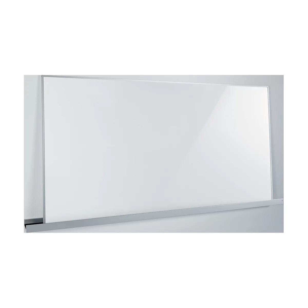 Groot, wit, glad oppervlak met zilverkleurig frame, ideaal als whiteboard. Lichtreflecties op het oppervlak.