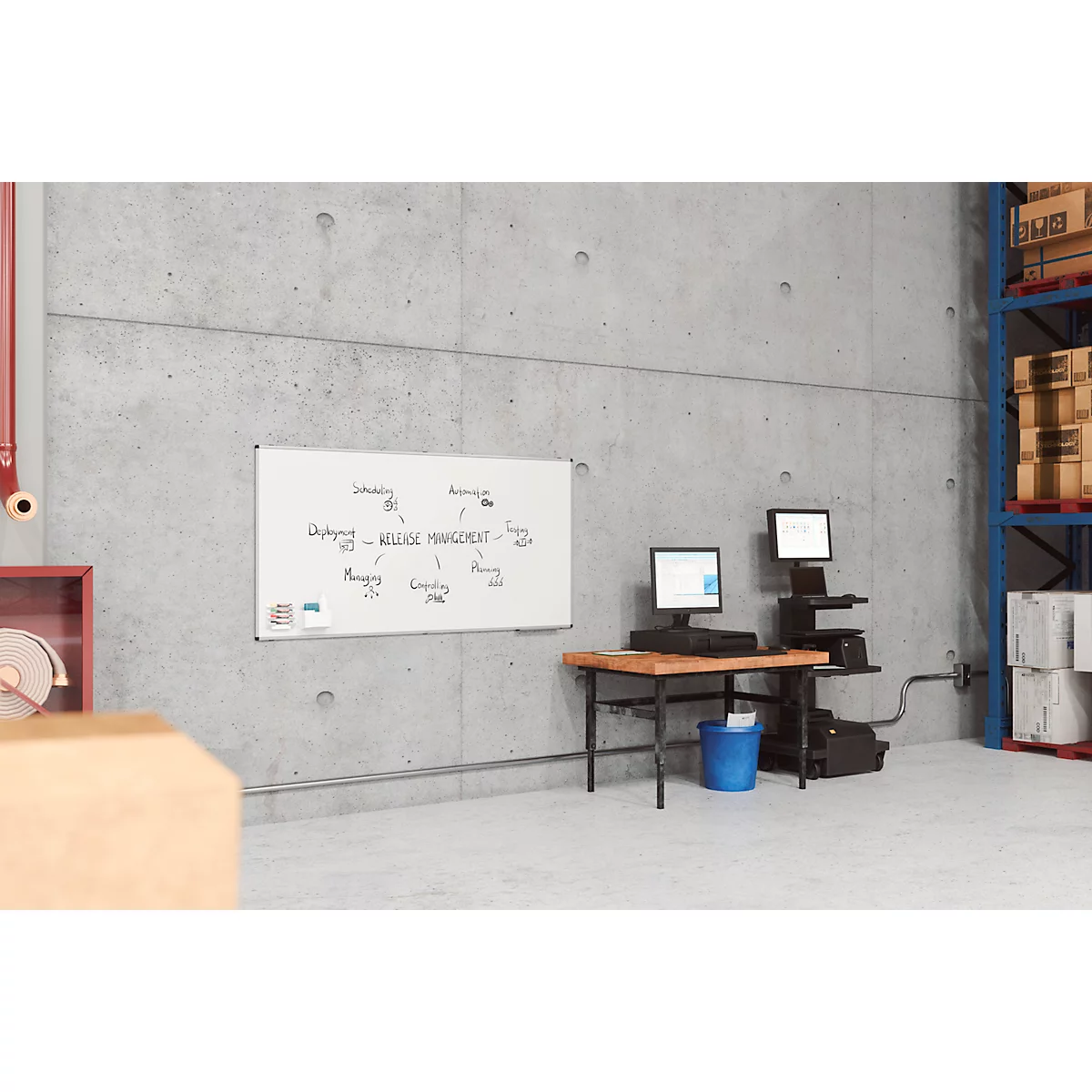 Magazijninterieur, betonnen muur, whiteboard met tekst, computers, bureau, vuilnisbak, planken met pakketten.
