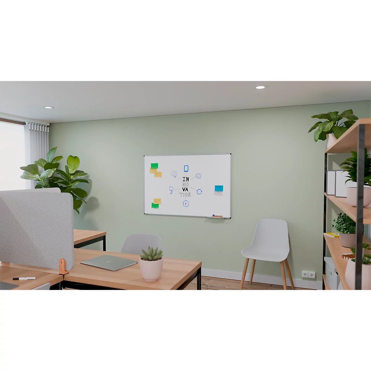 Kantoorinrichting met een lichte houten bureau, stoel, whiteboard en planten. Op het bord staan notities en symbolen.