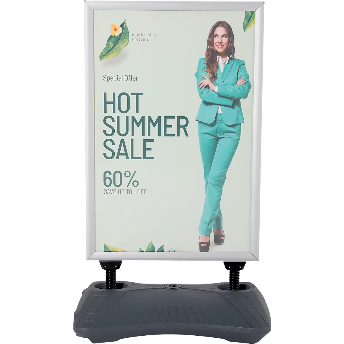 Werbetafel mit Text 'HOT SUMMER SALE 60%'. Eine Frau in türkisem Anzug steht daneben. Der Rahmen und Fuß sind silber und grau.