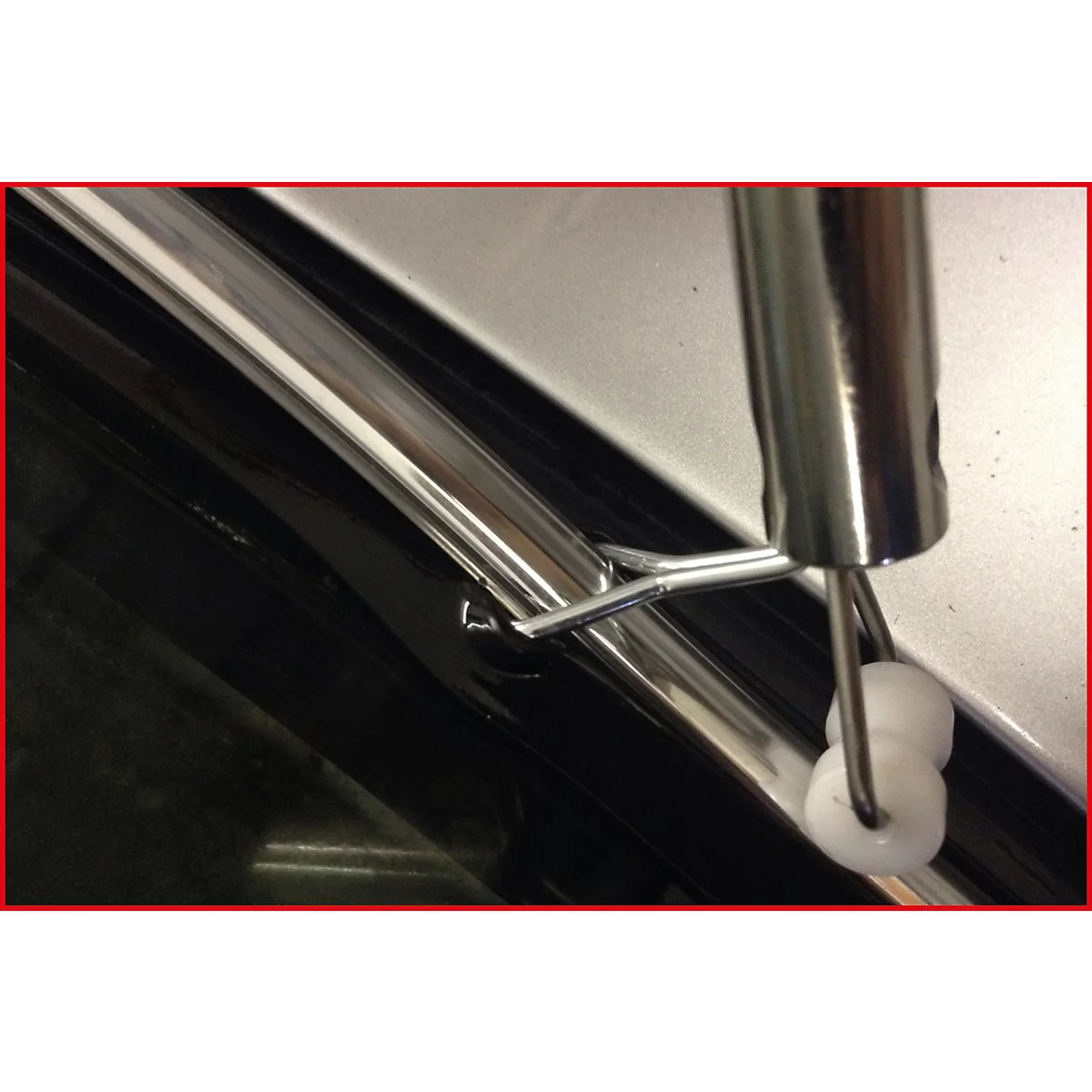 Nahaufnahme: Werkzeug platziert in Metallleiste. Am Ende Kugeln.