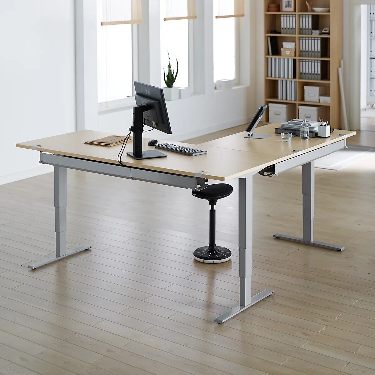 Winkelschreibtisch AERO FLEX, elektrisch höhenverstellbar, 90° Winkel, T-Fuß, B 2000 x T 2000 mm, Ahorn/weißalu + Memorypanel