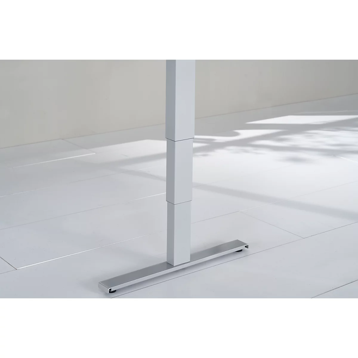 Winkelschreibtisch AERO FLEX, elektrisch höhenverstellbar, 90° Winkel, T-Fuß, B 2000 x T 2000 mm, lichtgrau/weißalu + Memorypanel