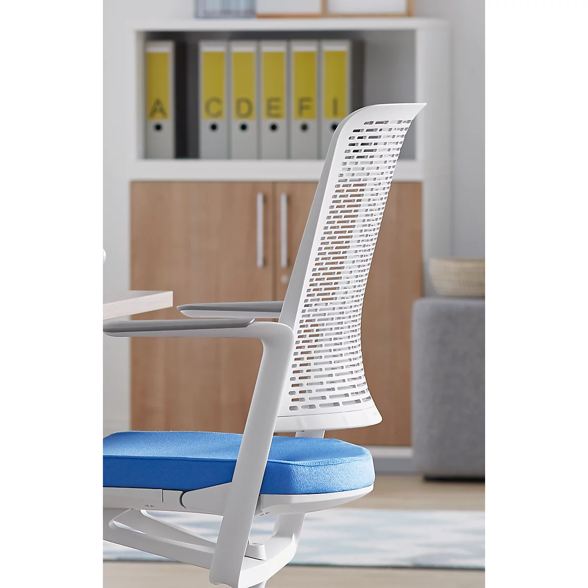 WithMe bureaustoel, met armleuningen, auto-synchroon mechanisme, vlakke zitting, geperforeerde kunststof rugleuning, afneembare bekleding, lichtgrijs/lichtblauw