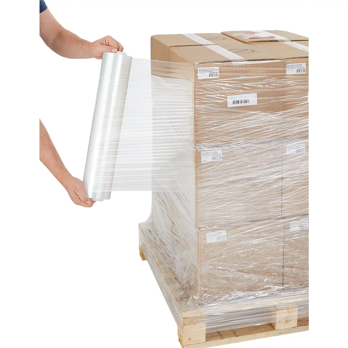 Handen wikkelen rekfolie rond een houten pallet vol kartonnen dozen.