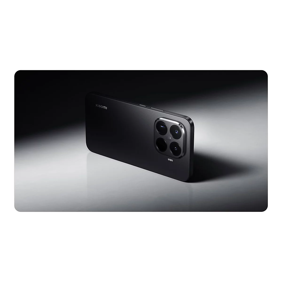 Schwarzes Xiaomi Smartphone in Rückenansicht mit auffälligem quadratischem Kameramodul auf grauem Untergrund.
